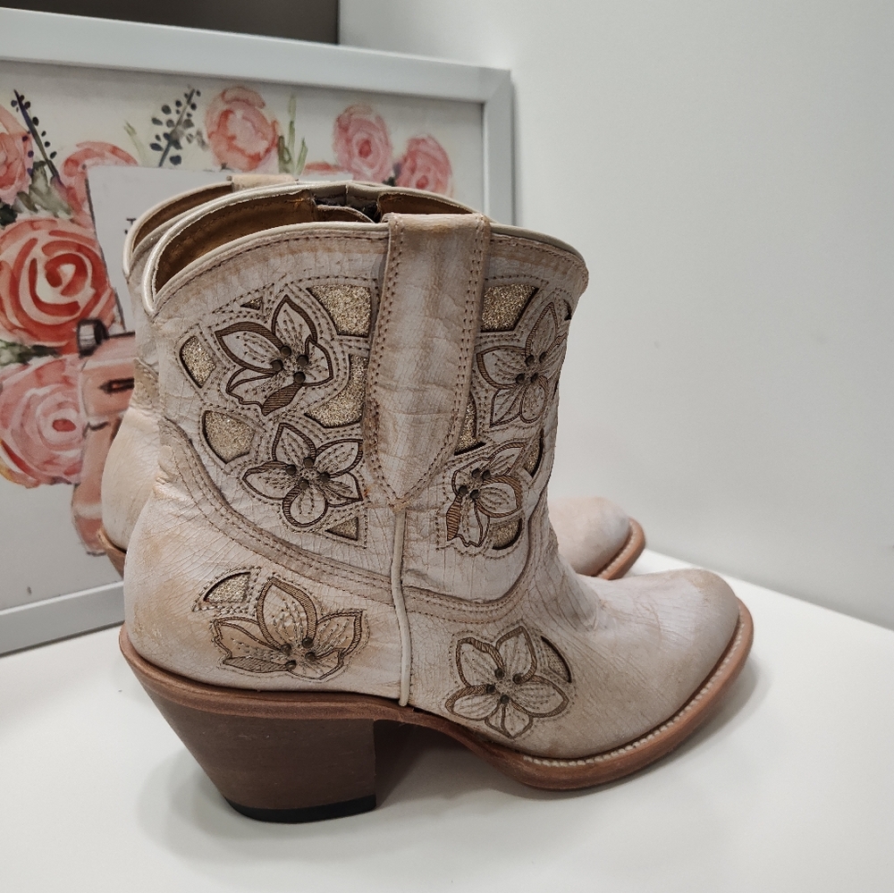 🤩EUC Shyanne Floral Embroidered Zip Side Western Cowgirl Ankle Booties, Cream - Picture 10 of 16